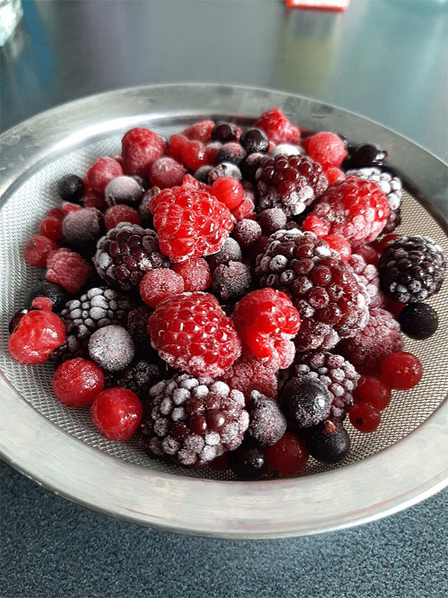 Замороженные ягоды: https://en.wikipedia.org/wiki/Berry#/media/File:Frozen_berries_2.jpg